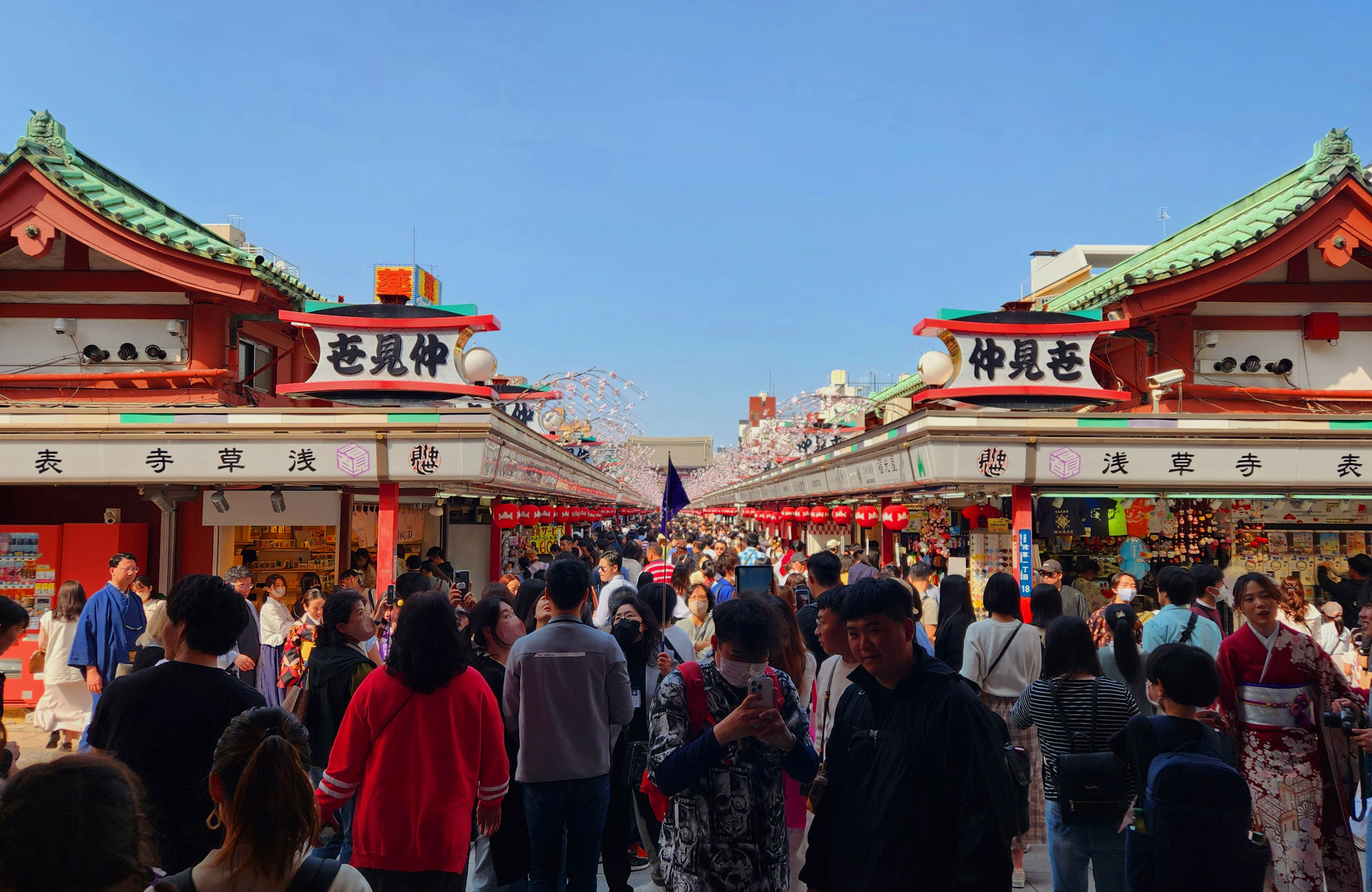 Een massa mensen aan een voedselmarkt dichtbij de bekende Senso-Ji tempel in Tokio