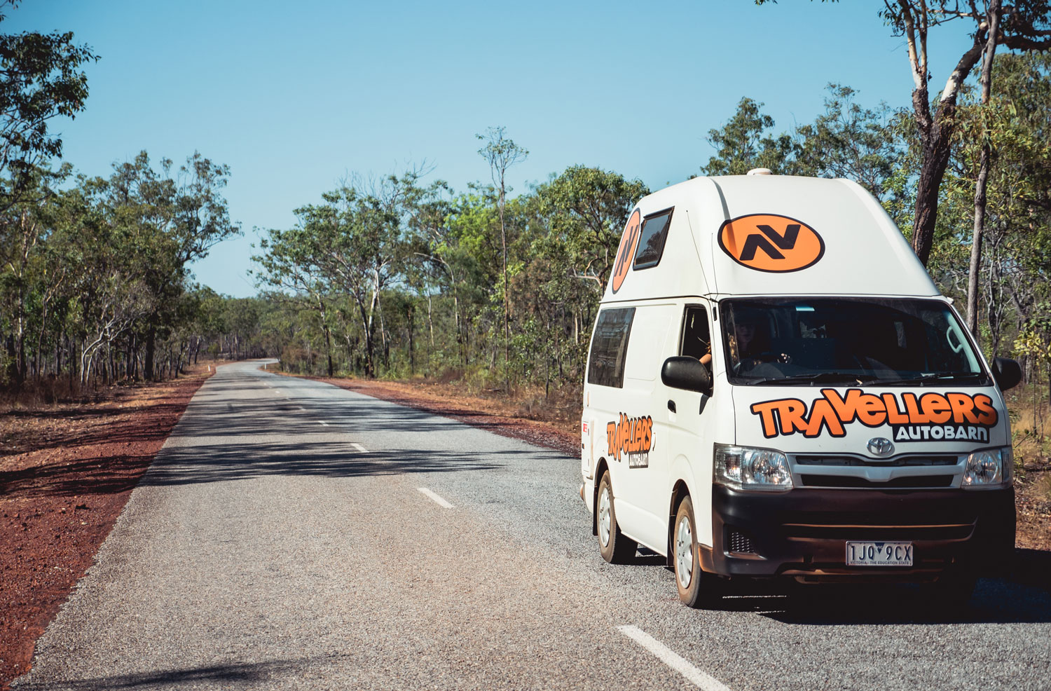 Kuga camper rijdt over de weg | Camperhuur Australië | KILROY