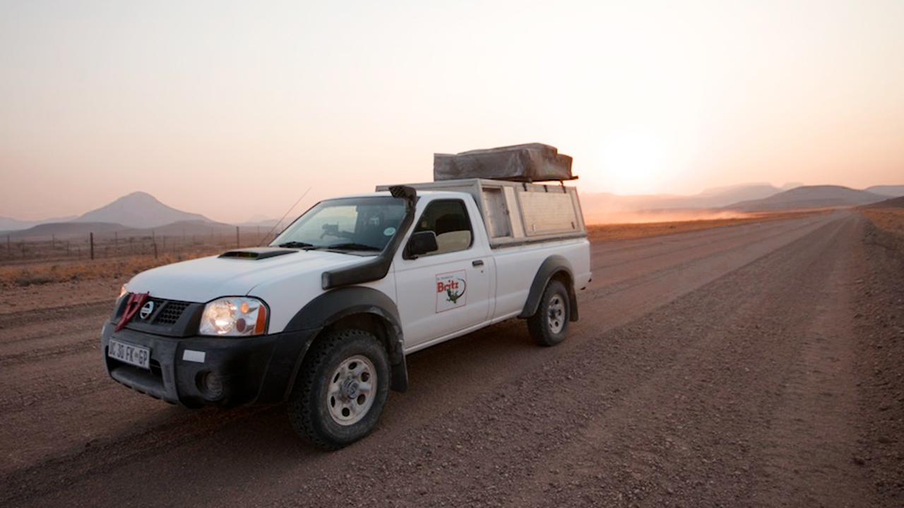 De 4x4 met daktent op de weg in Zuidelijk Afrika | Camperhuur Afrika | KILROY