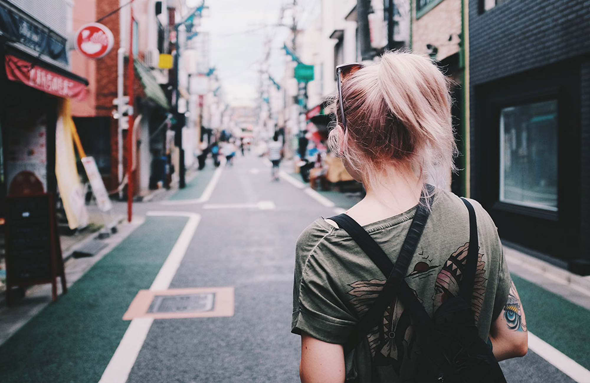 Soloreizen voor beginners - Een vrouw wandelt in een straat - Blog - KILROY