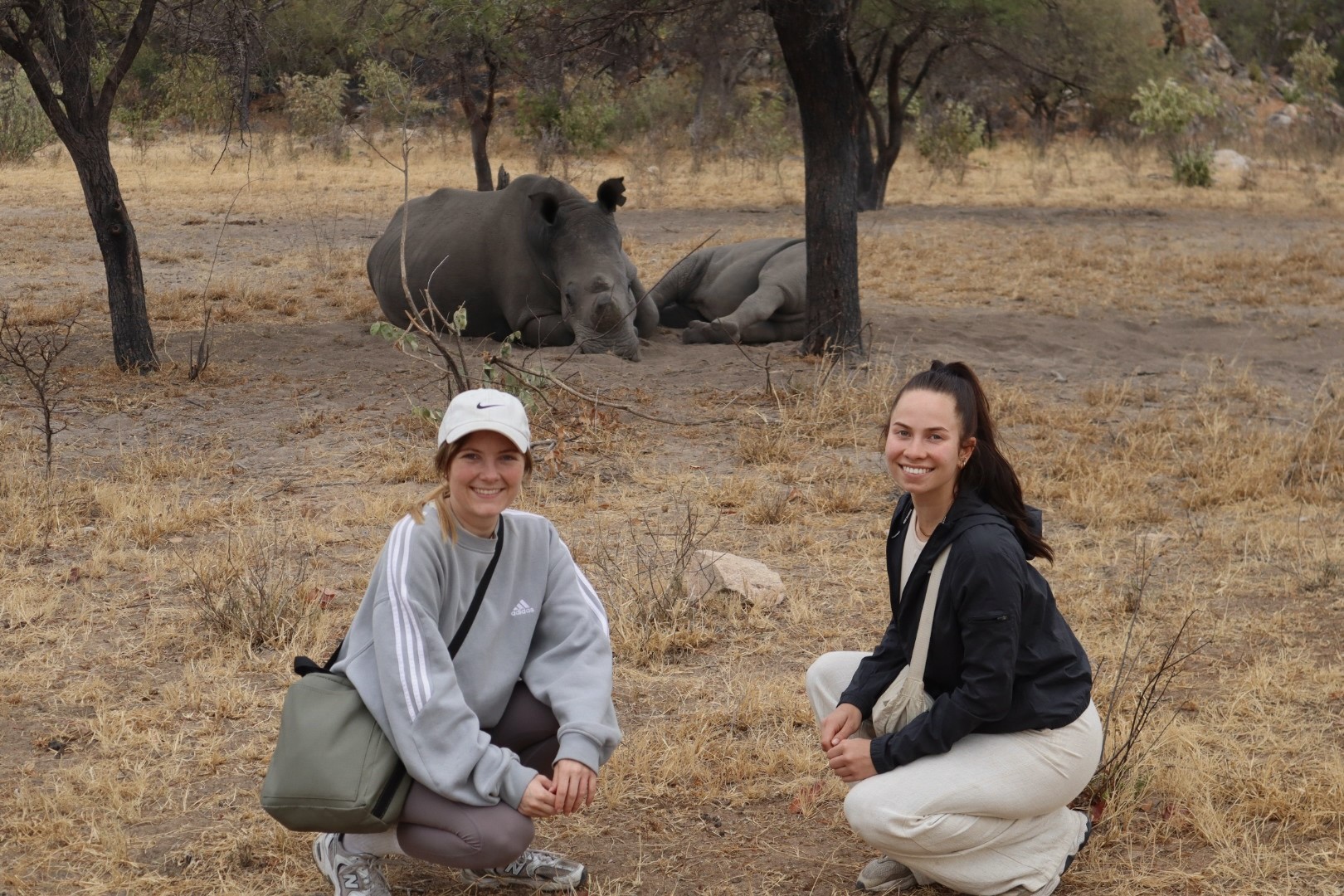 Hanna en Danique met neushoorns