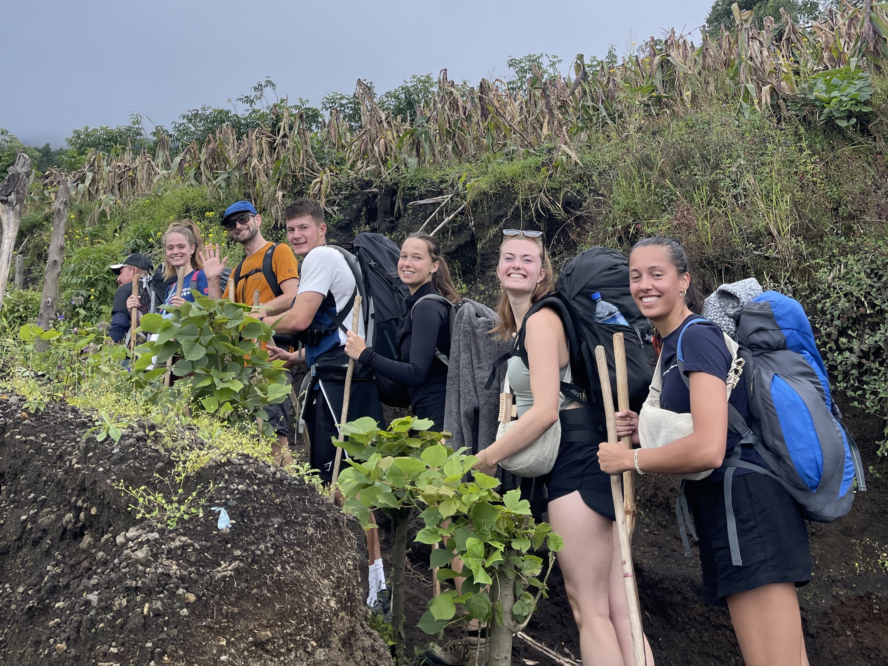 Michelle met groep hiken de Acatenango