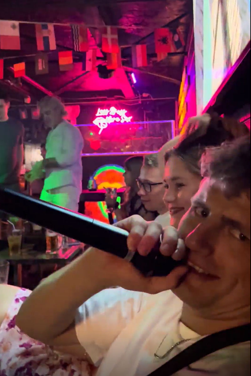 Man houdt een microfoon vast terwijl hij karaoke zingt in Japan