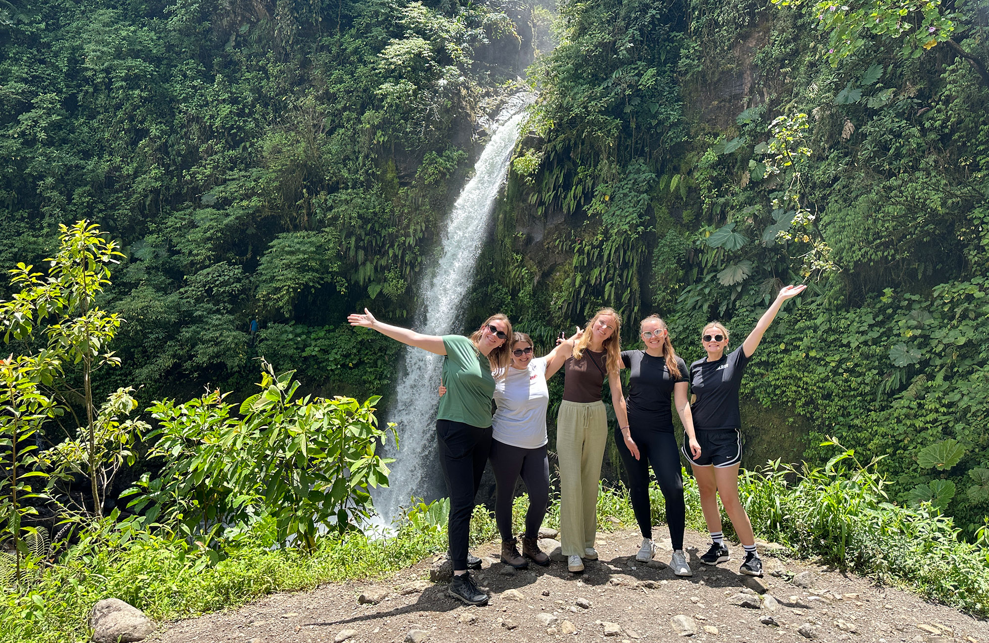 Groep meisjes voor kleine waterval in Maleisië 