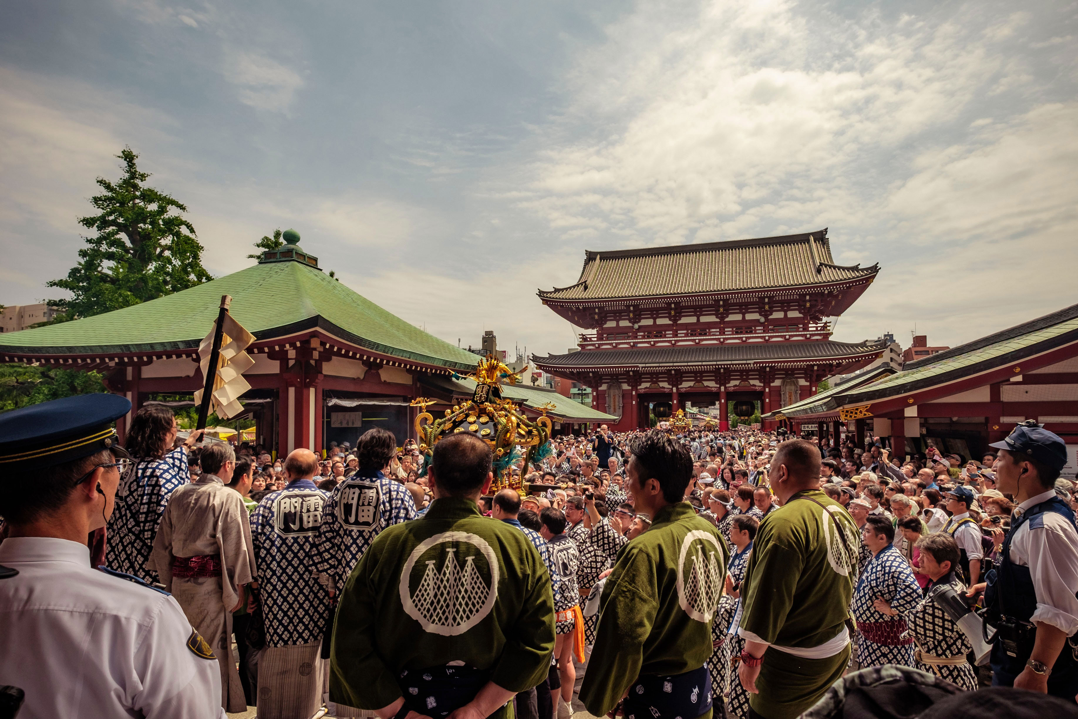 Grote menigte gekleed in traditionele kleding tijdens de Sanja Matsuri viering bij de Sensoji tempel in het centrum van Tokio