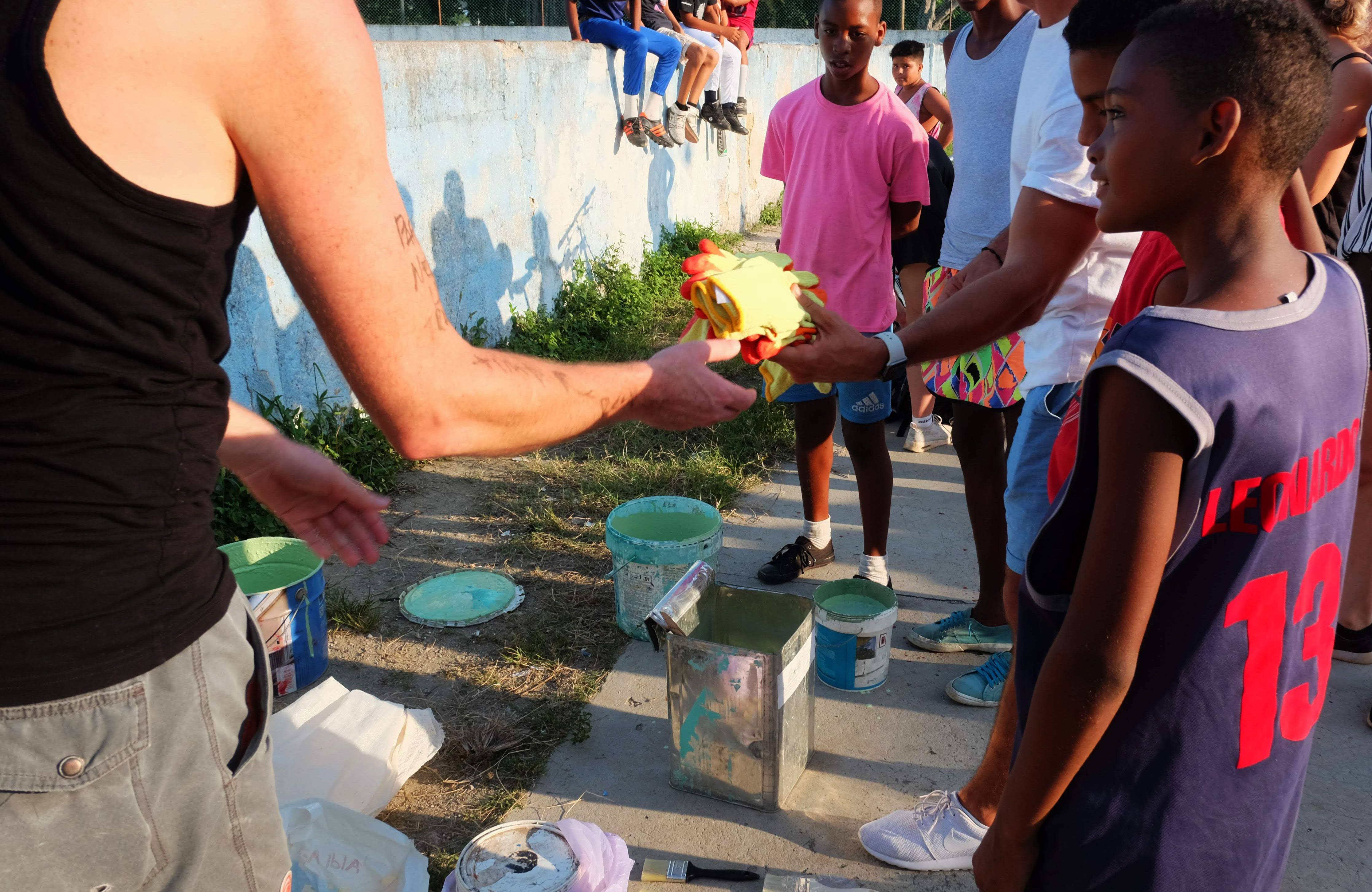 Vrijwilligers en kinderen verven bij een vrijwilligerswerkproject in Cuba | Vrijwilligerswerk met mensen