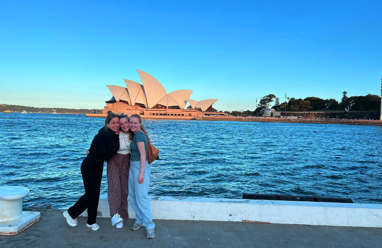 Amarins With Friends She Met Solo Travelling In Australia
