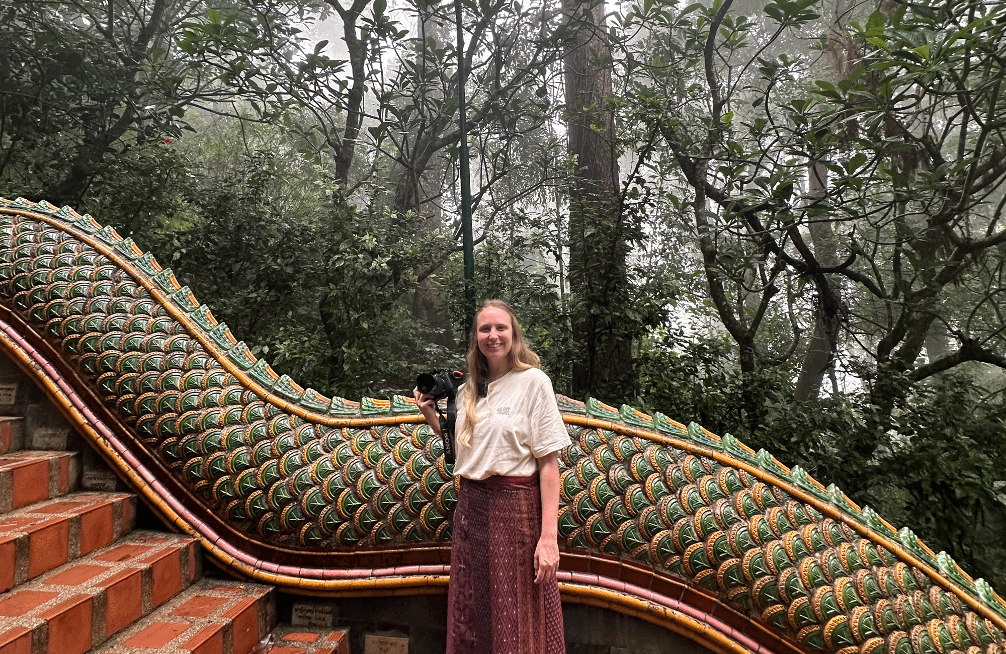 Bezoek aan boeddhistische tempel: Een foto van de iconische Naga-slang trap in de jungle van Chiang Mai.