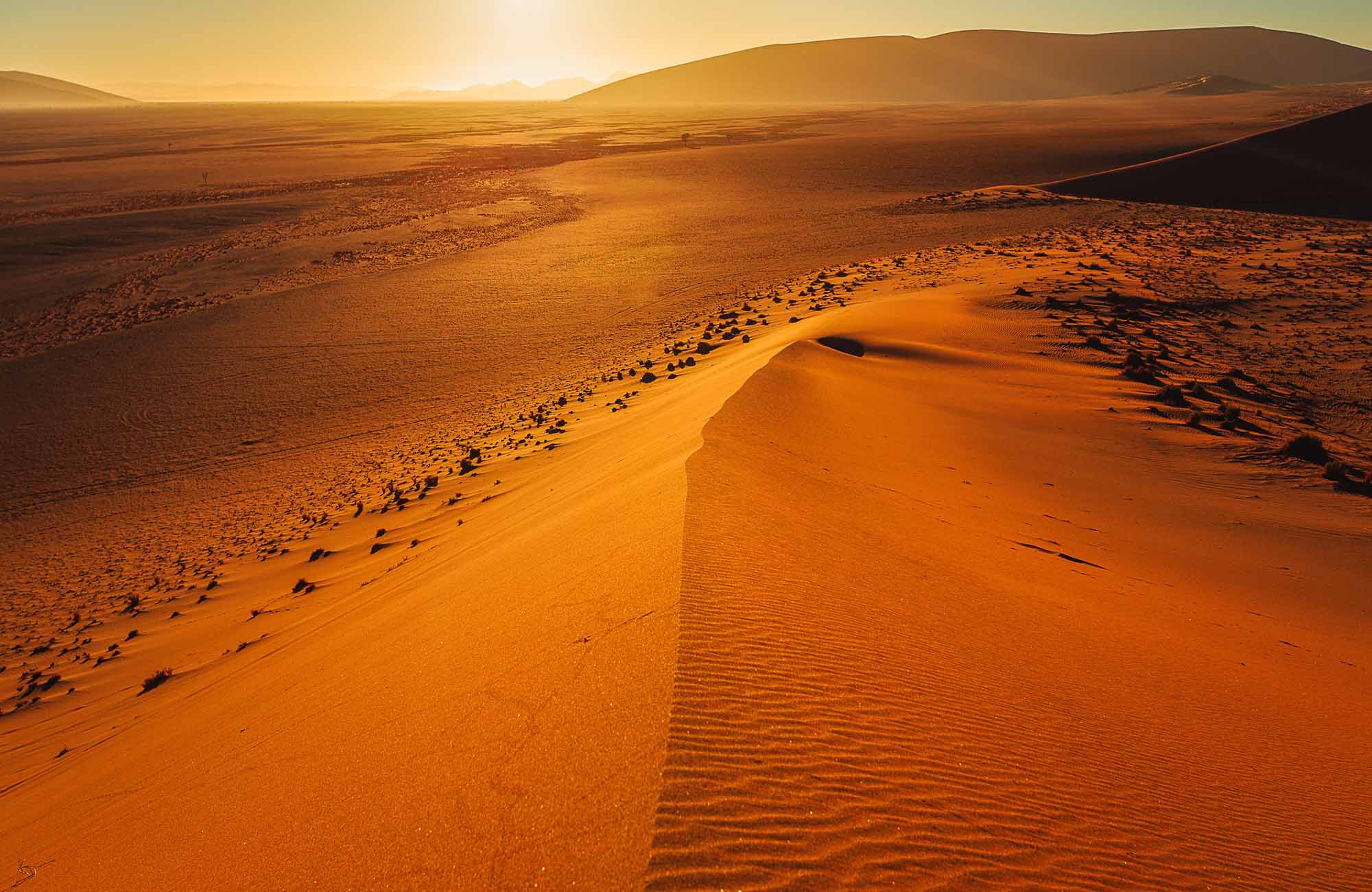 Woestijn in Namibië bij zonsondergang | Camperhuur Afrika | KILROY