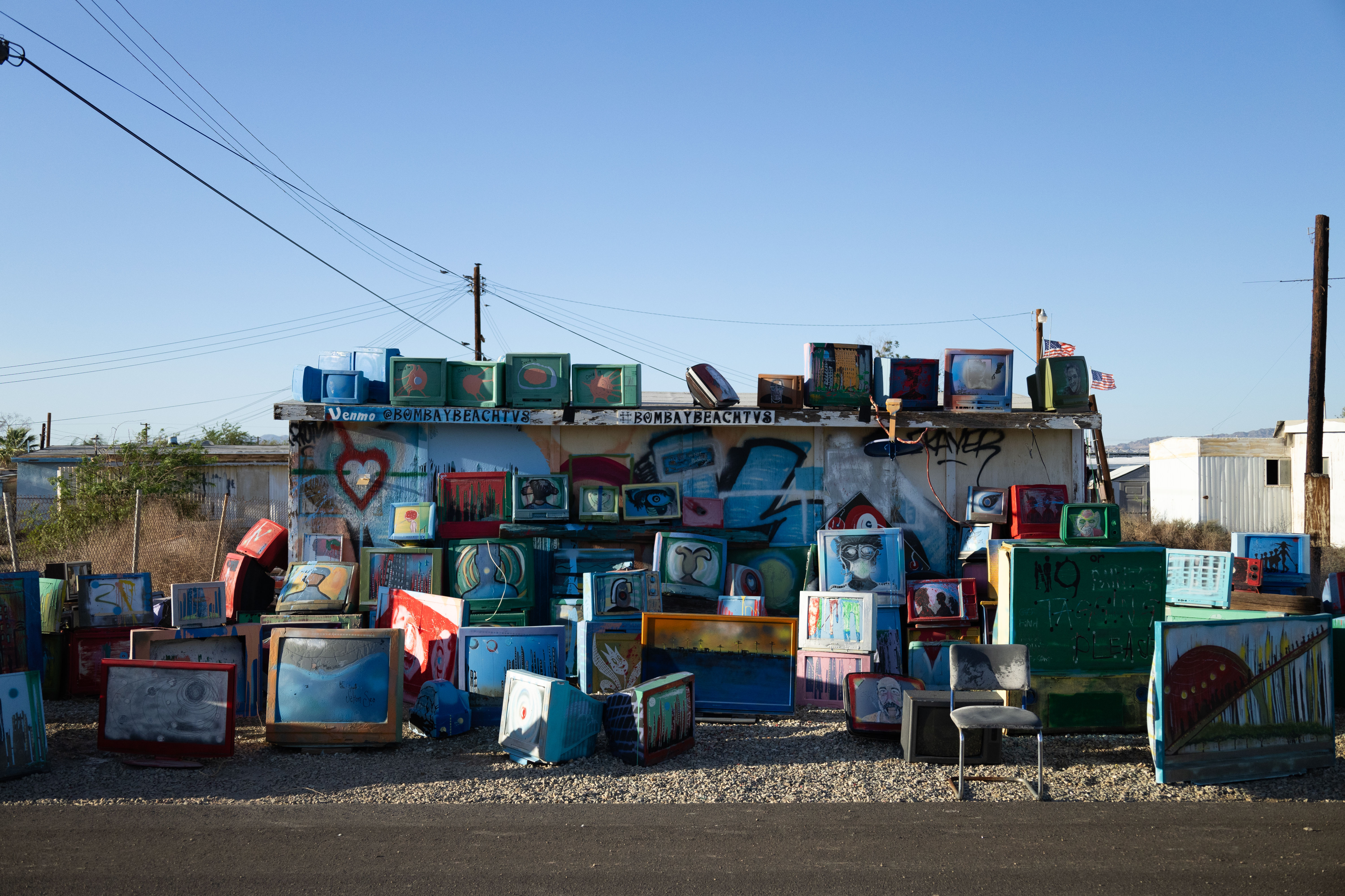 Kunstinstallatie van tv's aan de Salton Sea in Californië, VS