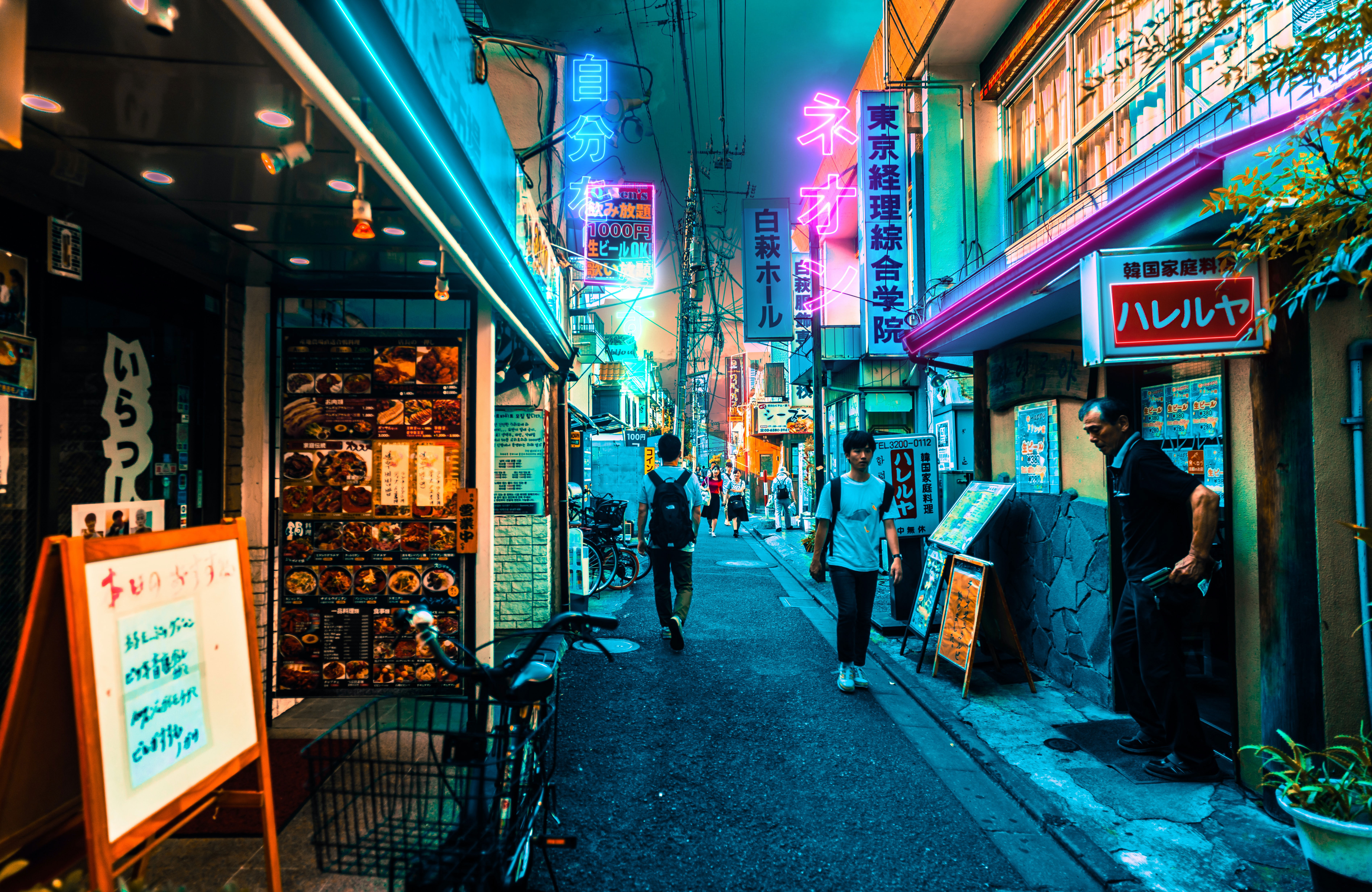 Het nachtleven en neonlichten in het centrum van Tokio
