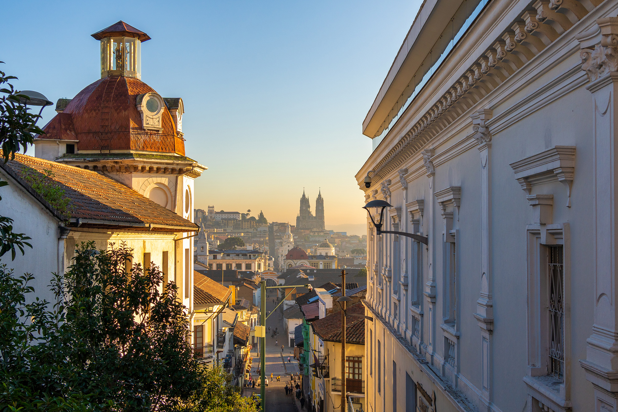 Historisch gebouw in Quito met een prachtige zonsondergang | KILROY