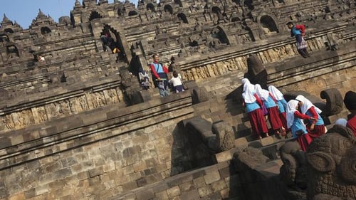 itinerary_mobi_2Indonesia-Java-Yogyakarta-Borobodur-Temple-Stairs-People-Shereen-Mroueh-2014-MG3334-Lg-CMYK