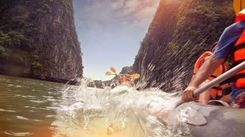 itinerary_mobi_Vietnam-Halong-Bay-Travellers-Group-Kayak-Ruth-Murphy-2012-IMG7992-Processed-Lg-RGB-web