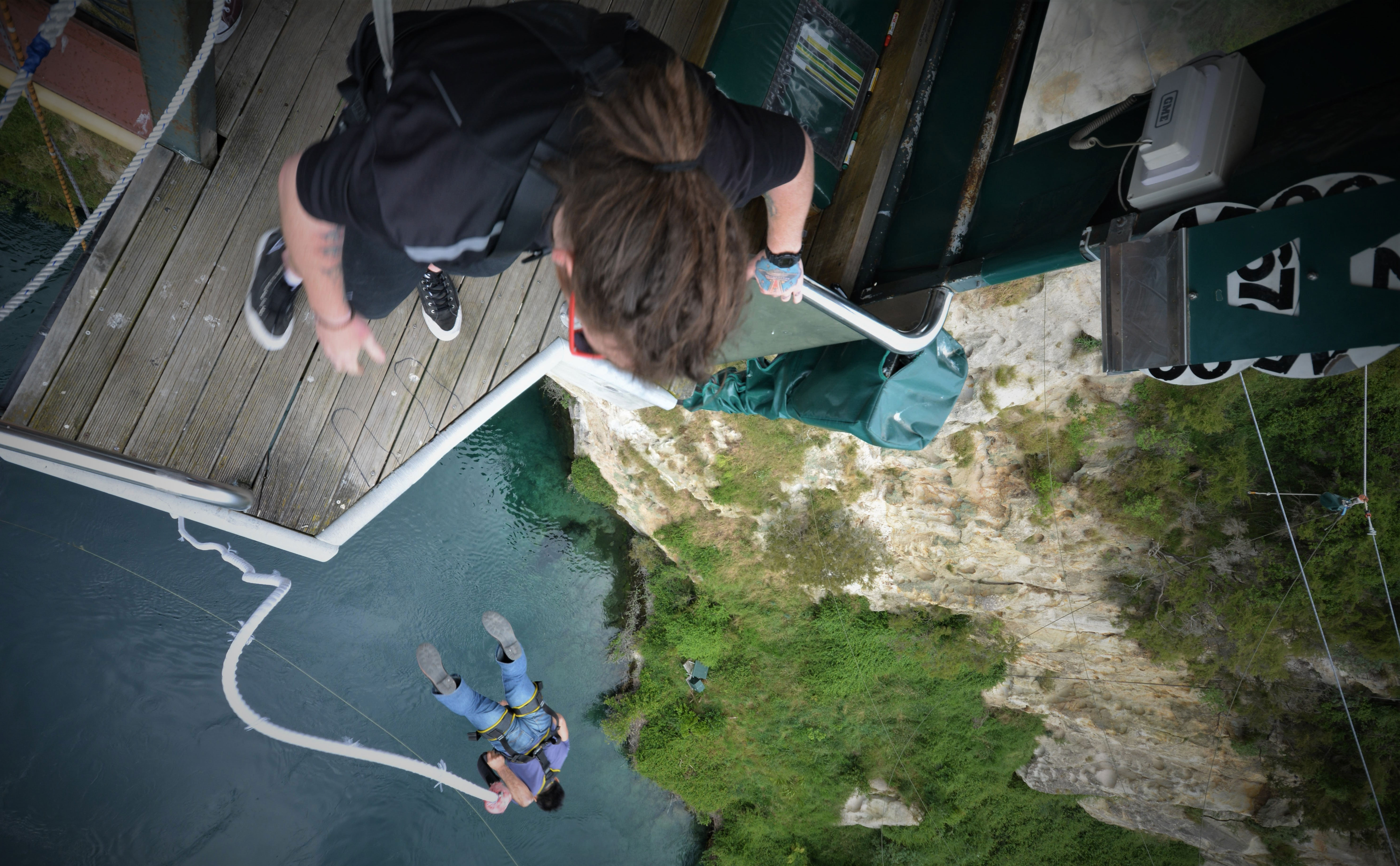 Bungeejumping aan Lake Taupo in Waikato, Nieuw-Zeeland