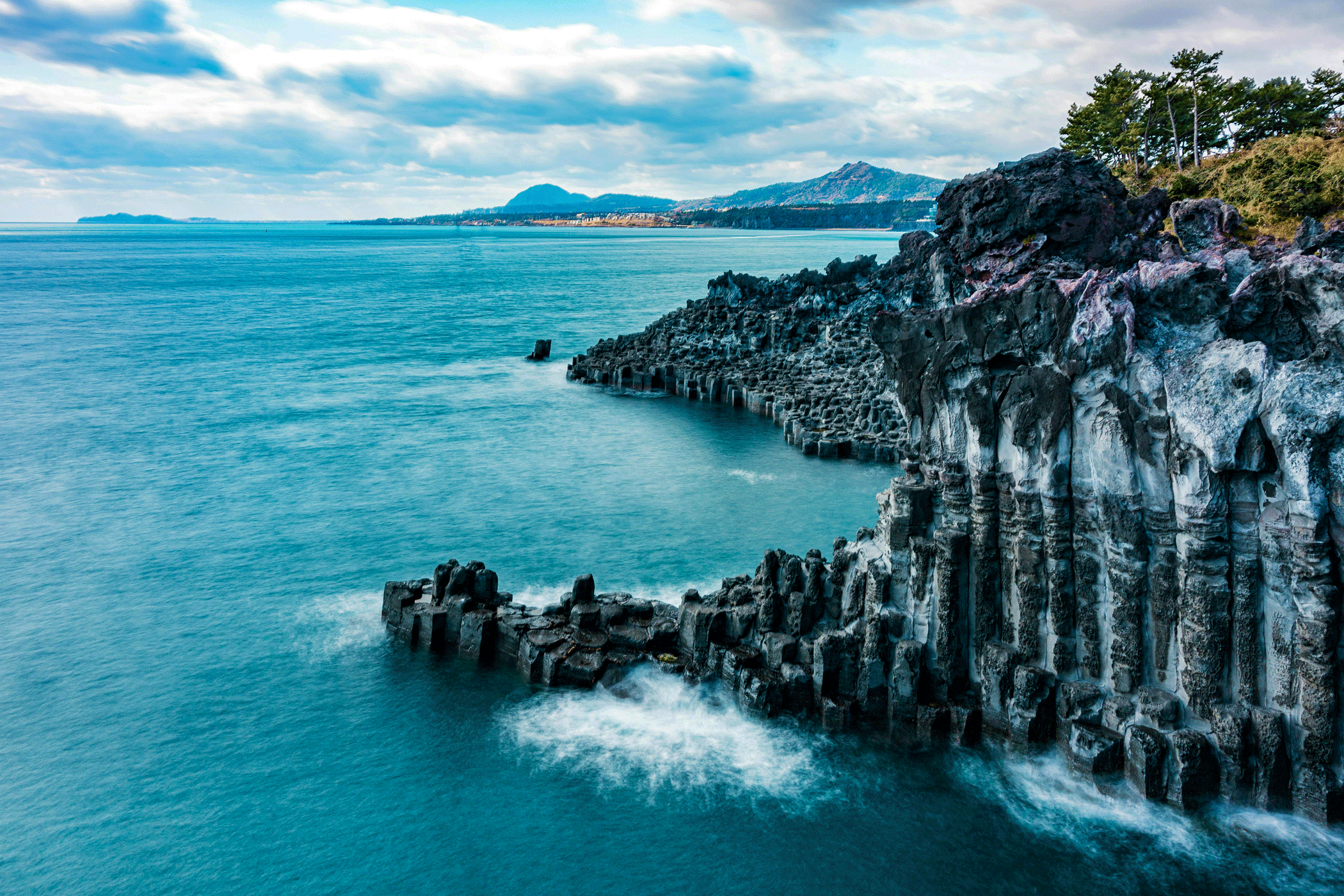 dramatiska klippor på jeju island