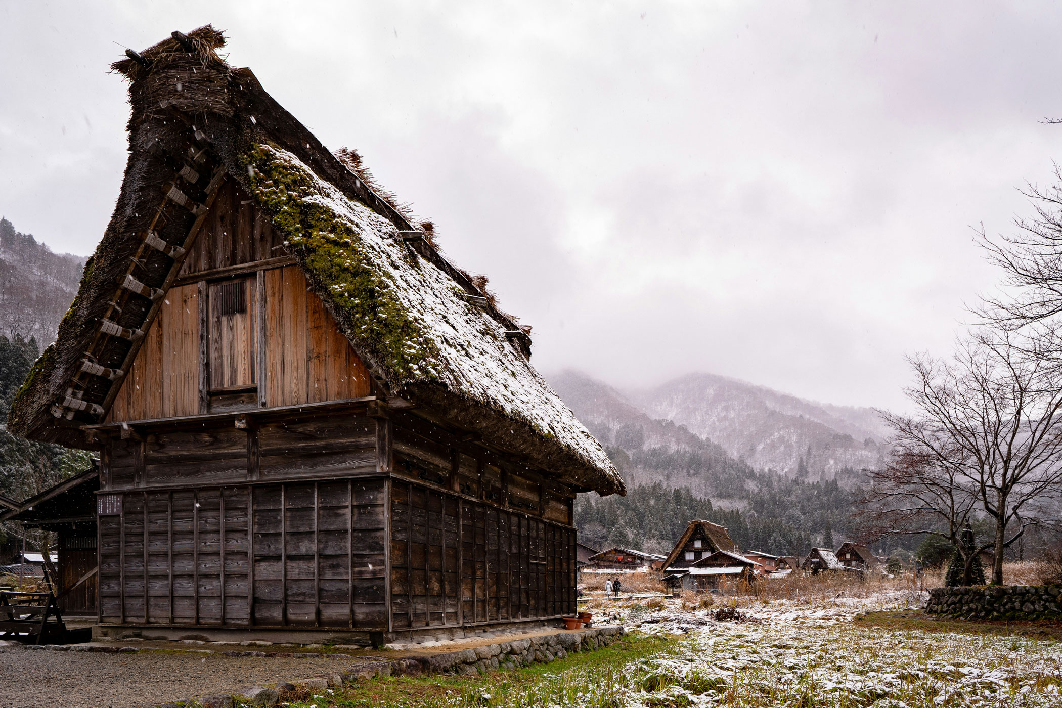 Een oud huis in de Japanse Alpen tussen de natuur