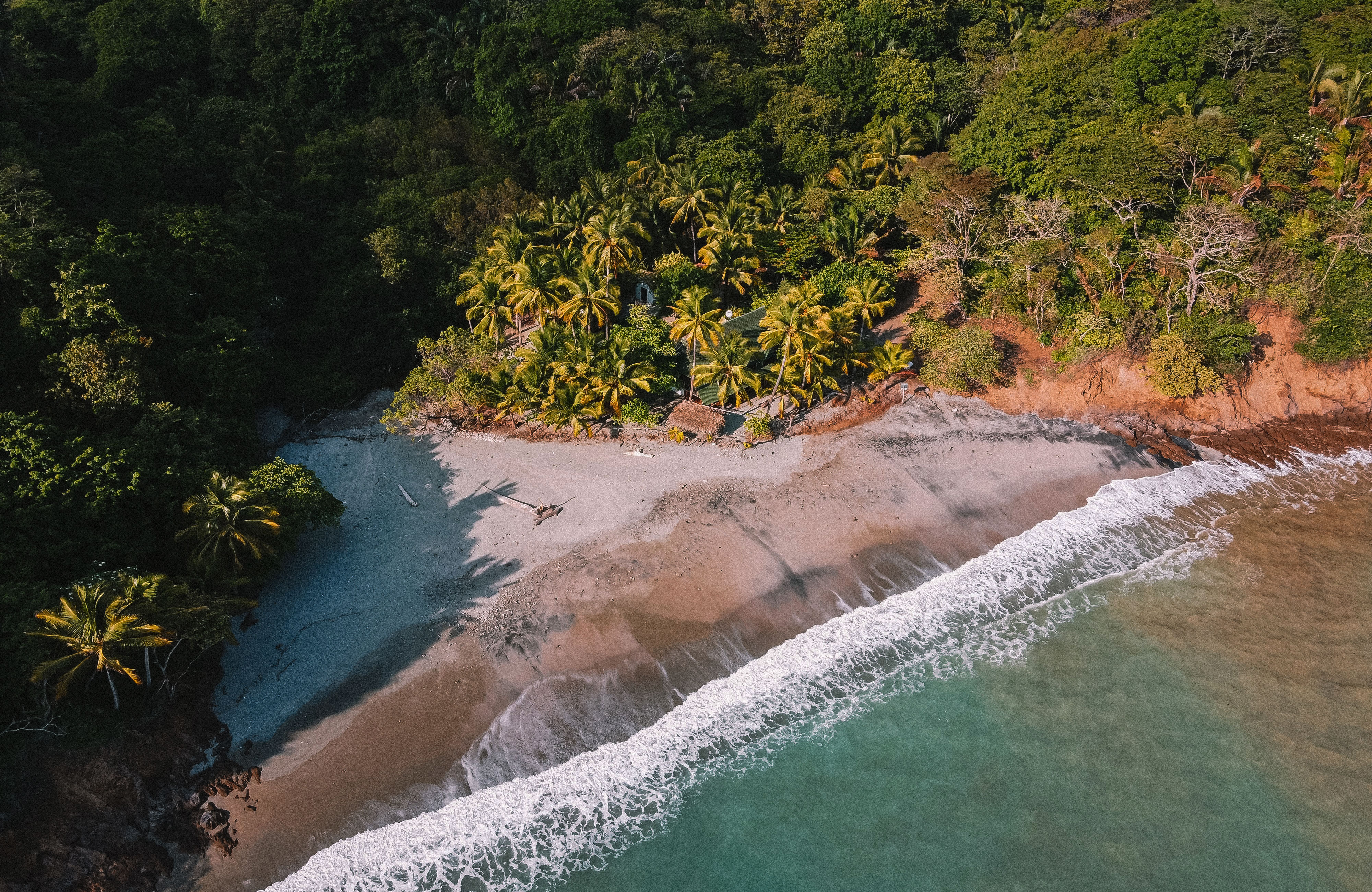 Strand in Costa Rica naast de jungle